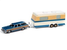 CHEVROLET Caprice Wagon + Camper - 1973 - bluemetallic - Johnny Lightning 1:64