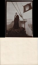 Frau am Schiffsbug Dampfer