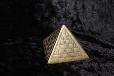 Kleine Skulptur Pyramide aus