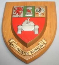 Holztafel mit Wappen Castle Martin Range 1968