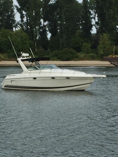 Motorboot mit liegeplatz - motorboot,