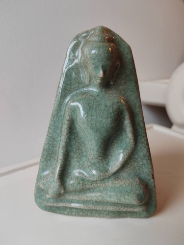 Sitzender buddha aus keramik - sitzender,