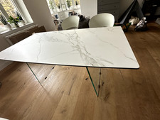 Design Esszimmertisch mit Keramik in Marmoroptik und Glasgestell