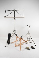 N91M11- Konvolut Notenständer aus Metall meist Eisen und Holz und Kapodaster