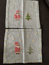 2 Weihnachtsdeckchen Handbestickt 