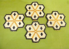 PERLENDECKCHEN-UNTERSETZER  4 STÜCK  11 x 11 cm groß  HANDARBEIT  "VINTAGE"
