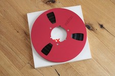 - rote Revox NAB-Spule / red