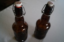 Für Sammler 2 Bierflaschen DAS FEINE HOFMARK mit Prägung und Bügelverschluß