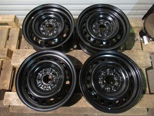 ein Satz neue Stahlfelgen