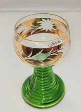 römer glas wein grüner Fuss