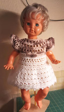 selbst gehäkeltes Puppenkleid