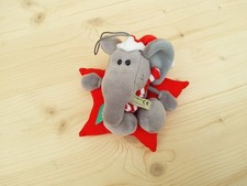 W. Steinbeck Elefant verkleidet als Weihnachtsmann mit Mütze, auf roten Stern