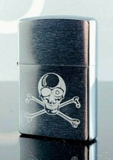 Zippo Feuerzeug Skull ´n Bones Chrom Gebürstet Gravur - Sturm Benzinfeuerzueg