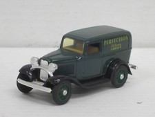 Ford Panel Truck in dunkelgrün/schwarz "Perfection" ohne Box ERTL 1:43