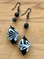 Ohrringe Ohrhänger Glas schwarz weiß Stil Murano