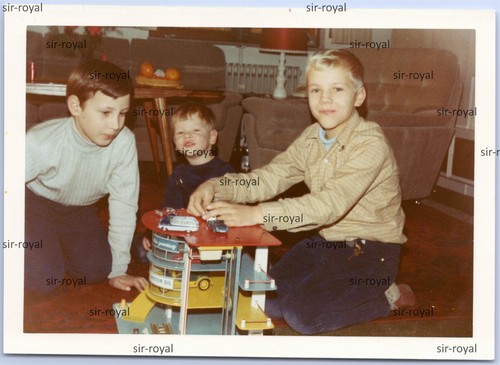 Jungs mit spielzeug auto - mit,