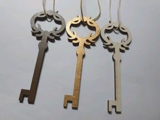 3 kleine Weiss, Gold, Braun Deko Holzhänger Schlüssel in Vintageoptik ca. 10 cm