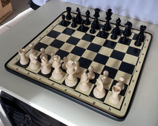 Altes deutsches Schachspiel Schachfiguren mit Schachbrett klassische Figuren