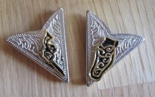 Paar Kragenecken mit Holster + Revolver Collar Tips