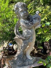 Garten Putto aus Stein, alt, grau, Antikstil.