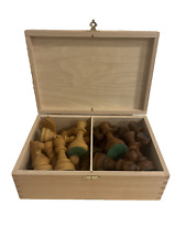 Alte Schachfiguren aus Holz im