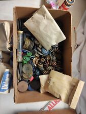 Alte Kiste, mit Knöpfen, Dachbodenfund