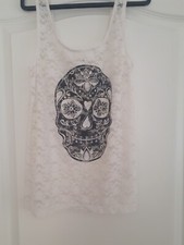 Tolles Spitzen T-Shirt weiß Gr.38 mit schwarzem Totenkopf Wie Neu