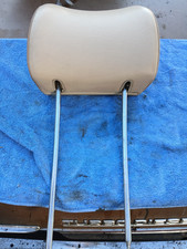 1 Kopfstütze vorne re M-B Tex