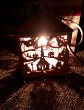 Holzlaterne beleuchtet