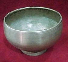 Sehr altes Gehämmerte Klangschale Old and Unique SINGING BOWL Pedestal Nagaland
