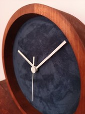 Wanduhr Holz Kirschbaum Velours/Alcantara 22cm minimalistisch Bauhaus Handarbeit