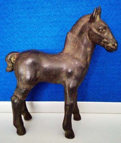 Fohlen aus ton figur - aus,