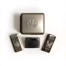 Konvolut Gasfeuerzeuge/ Zigarettenetui/ein Bavaria Diplomat dabei