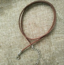 Halskette, Leder-Schnur, ca. 2 mm, braun, Karabinerverschluss ca. 2,7 mm flach 