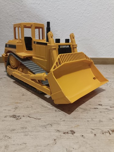 Bruder cat caterpillar raupe - bruder,