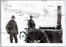 Wehrmacht Soldaten neben