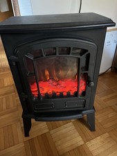 Kleiner,  hübscher Elektroofen mit Feuerfarbe und gemütlichem Flackern.