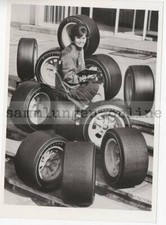 FIRESTONE Rennreifen Slicks 60er 70er Jahre mit Dame Foto Pressefoto Motorsport