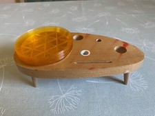 DDR-Artikel: Dreifuß-Holzständer Buche mit 6 farbigen Plaste-Glasuntersetzern