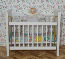 Gitter-Bett Weiß mit Porzellan Püppchen Kinder-Bettchen Holz Möbel Puppenhaus