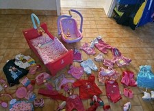 Baby born Zubehör- Bett mit Sound,  Babyschale und viele Kleidungsstücke 