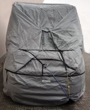 Wohnmobilhülle mit vielen Reißverschlüssen