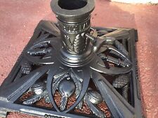 Rustikaler Weihnachtsbaum Ständer sehr alt Guss Eisen und neue Christbaum Spitze