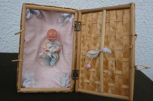 Altes kleines puppenkörbchen - altes,