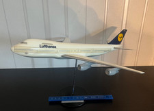 Altes Kunststoff Flugzeug Modell Boeing 747 30x34cm Lufthansa auf Sockel Deko