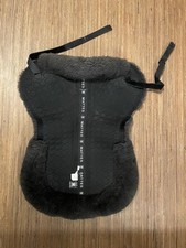 Mattes Sattelpad Sattelunterlage Lammfell, Rand vorne und hinten, schwarz, L, VS
