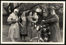 Fotografie Graul, Burgstädt, Motorrad Jawa 350, Paar mit Schutzbrille und Haube 