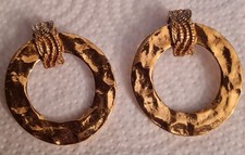 VINTAGE 90 er  Gold Gehämmerte Creolen OHRRINGE,  Ohrstecker Goldfarben.