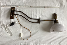 Seltene Wandlampe mit Messing-Schwenkarm, Glasschirm weiß,  mit Wandhalterung