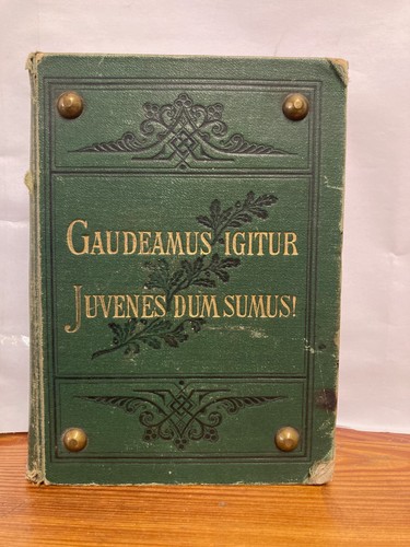Gaudeamus igitur juvenes dum - gaudeamus,
